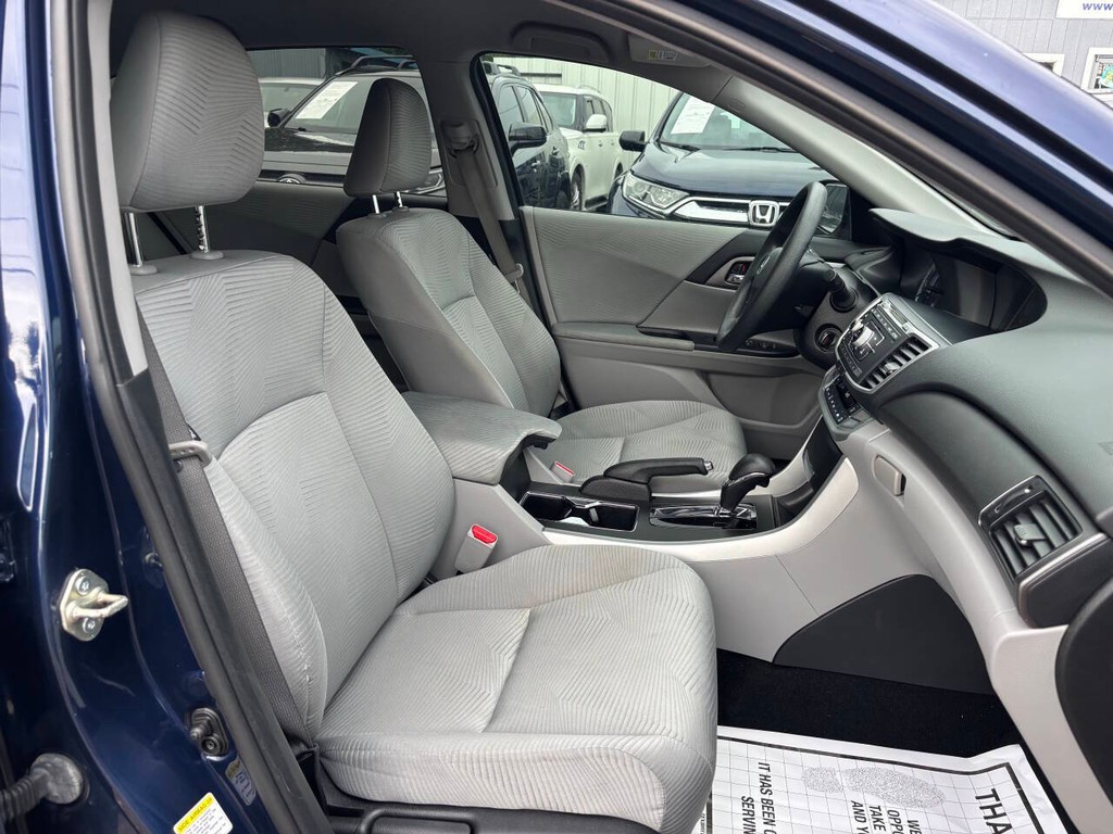 Honda Accord Sedan Vehicle Full-screen Gallery Image 12