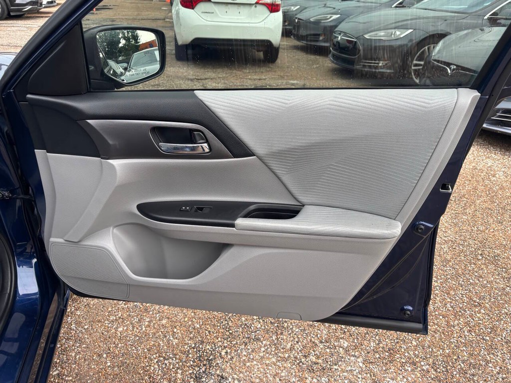 Honda Accord Sedan Vehicle Full-screen Gallery Image 13