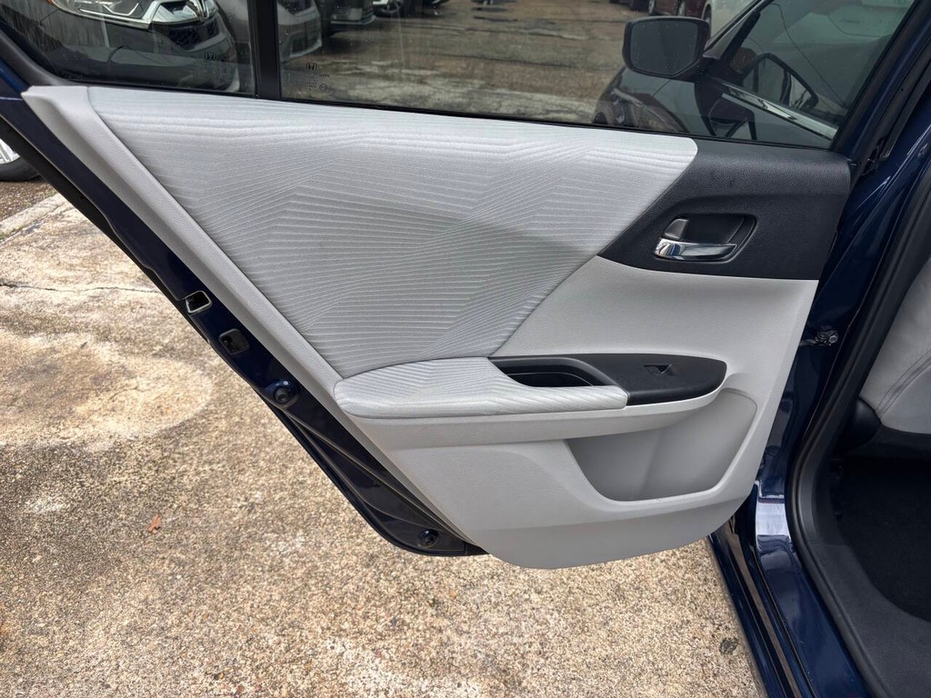Honda Accord Sedan Vehicle Full-screen Gallery Image 15