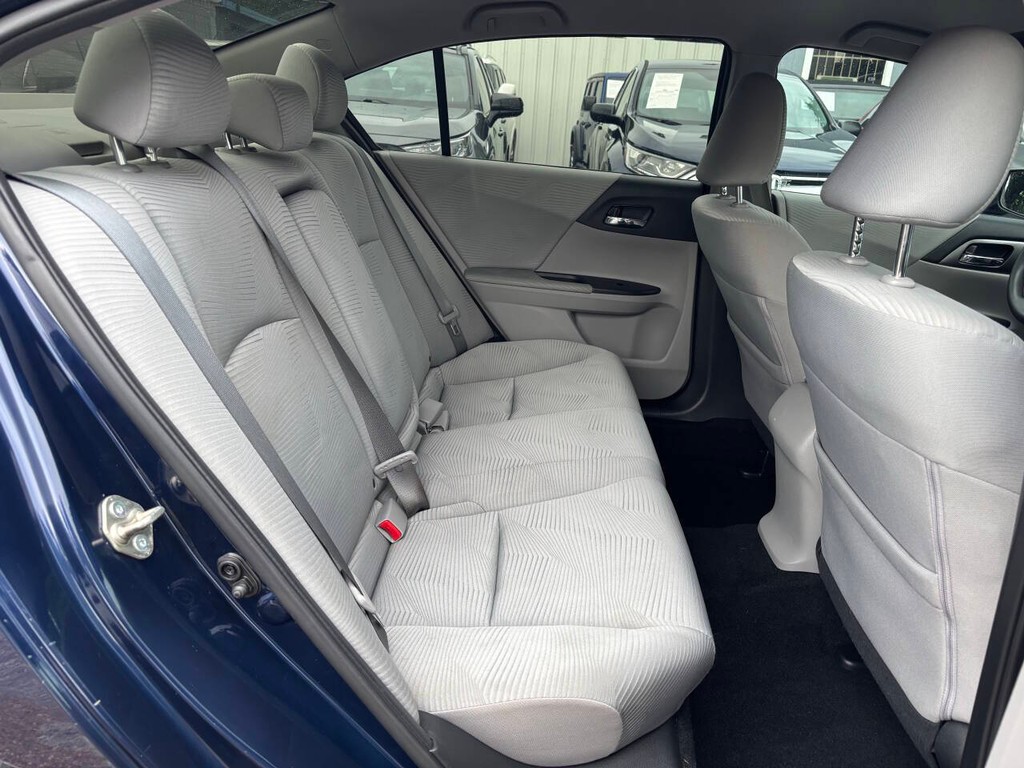 Honda Accord Sedan Vehicle Full-screen Gallery Image 16
