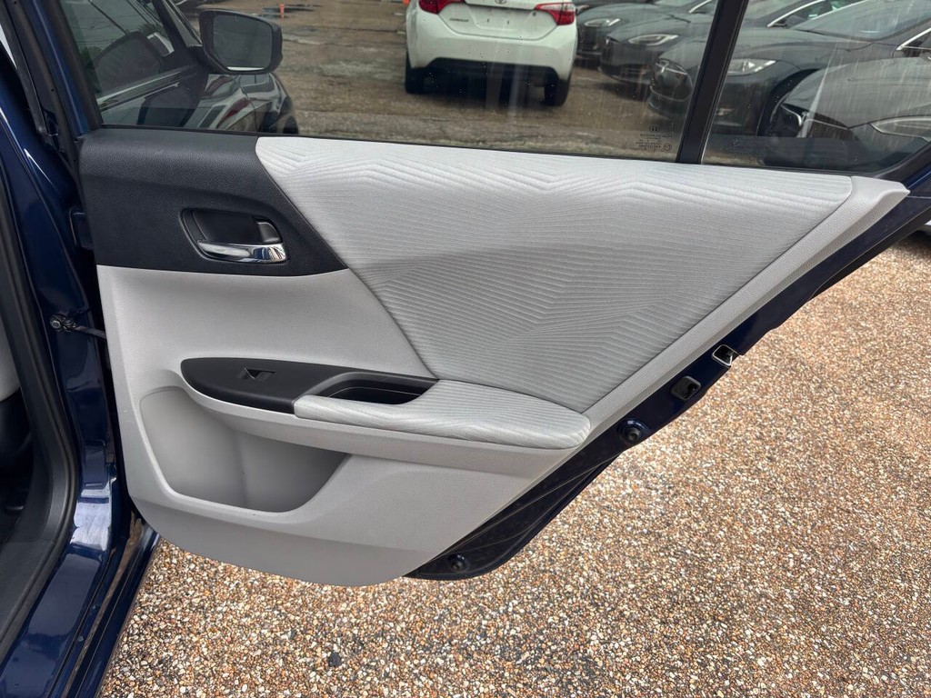Honda Accord Sedan Vehicle Full-screen Gallery Image 17