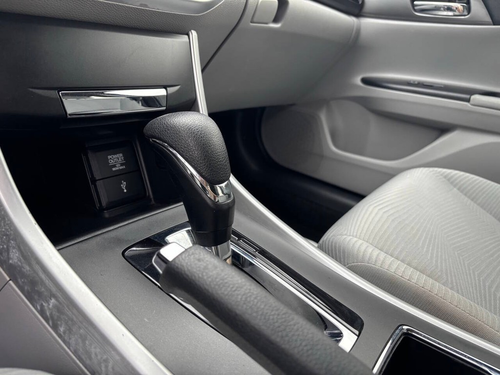 Honda Accord Sedan Vehicle Full-screen Gallery Image 22