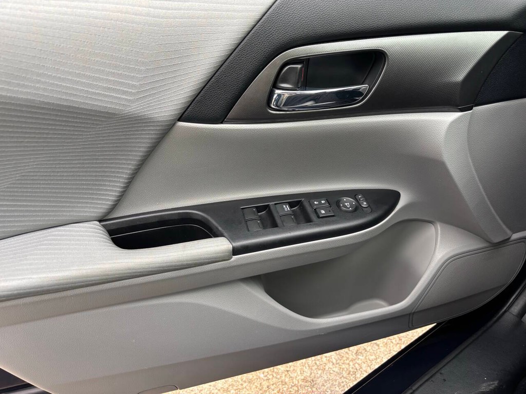 Honda Accord Sedan Vehicle Full-screen Gallery Image 25