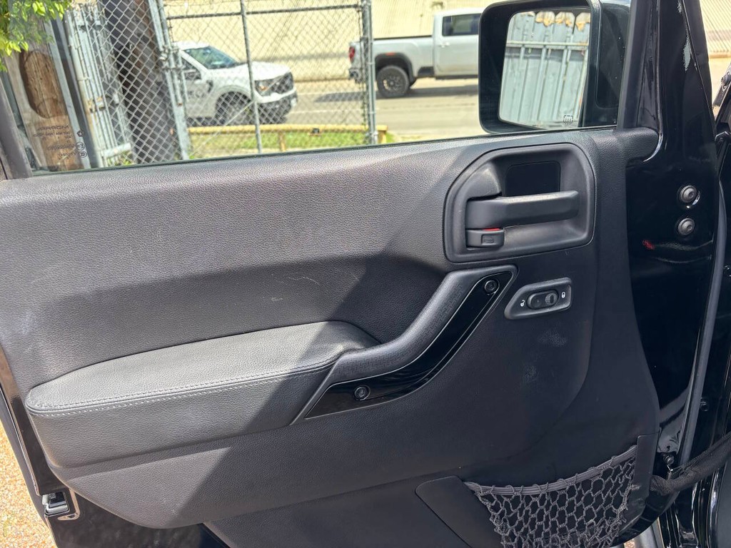 Jeep Wrangler Unlimited Vehicle Full-screen Gallery Image 10