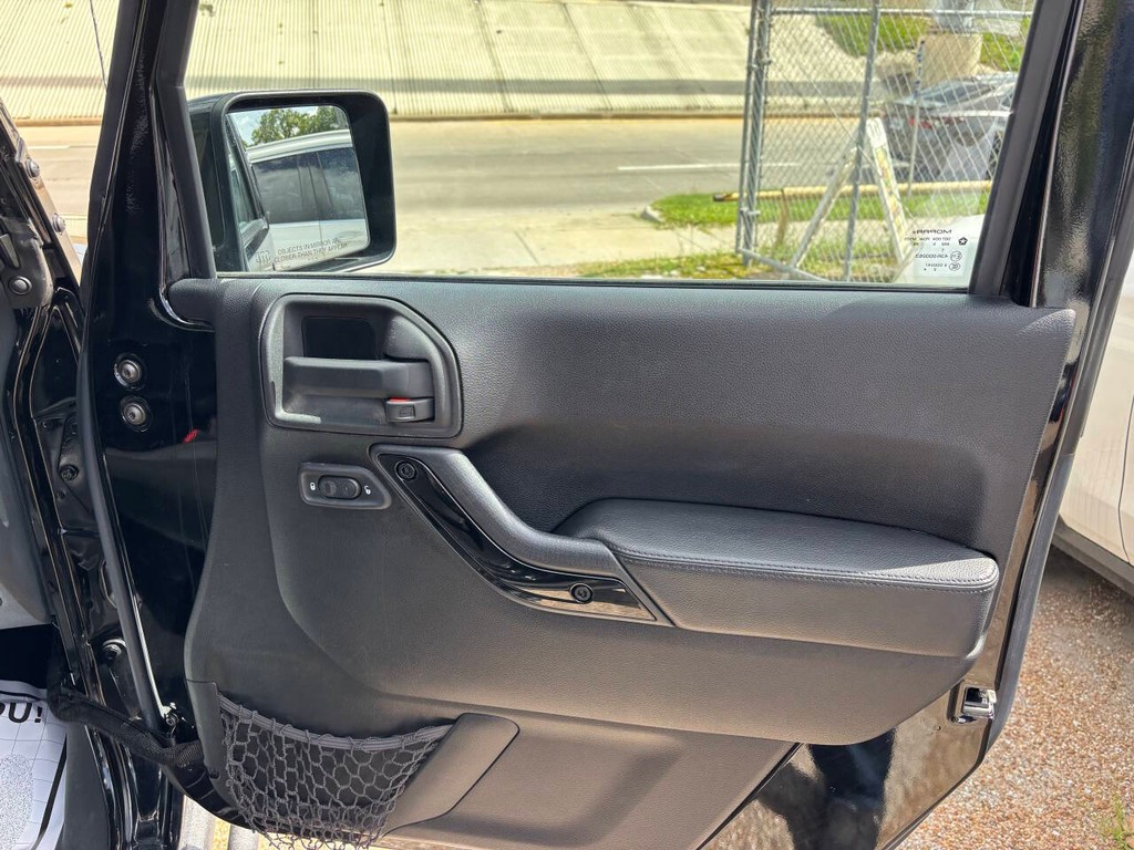 Jeep Wrangler Unlimited Vehicle Full-screen Gallery Image 13