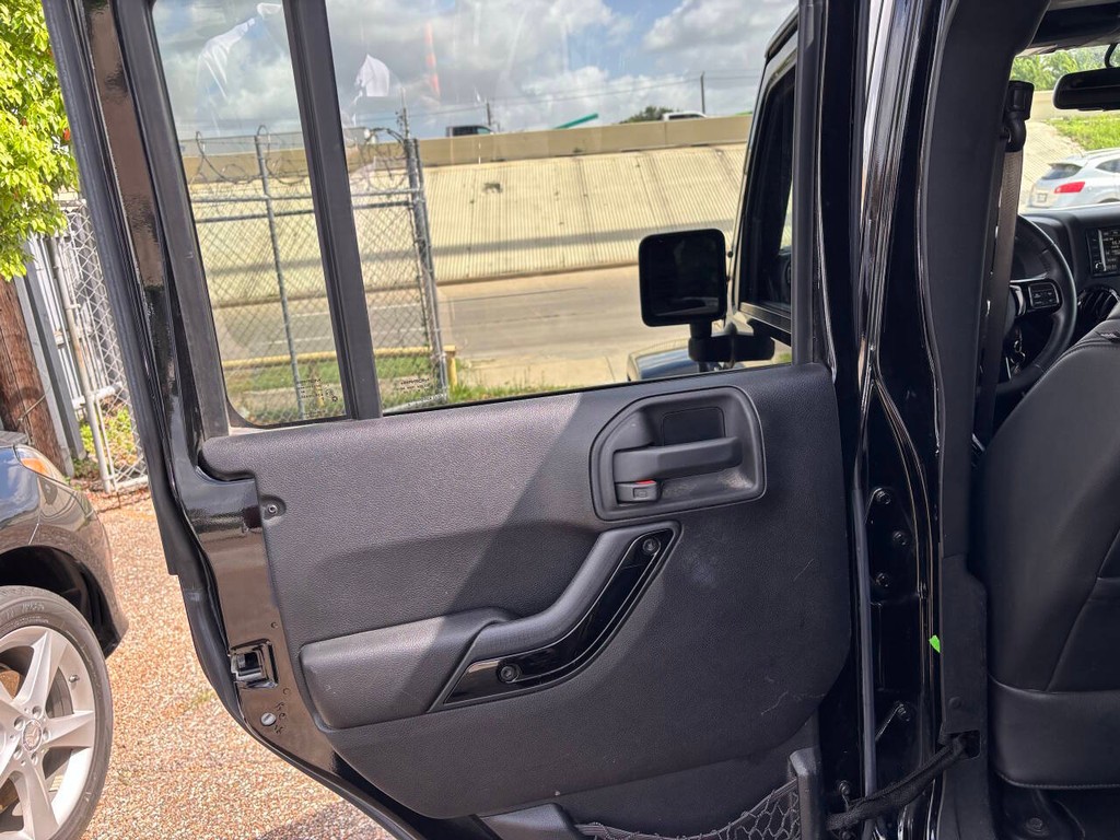 Jeep Wrangler Unlimited Vehicle Full-screen Gallery Image 15