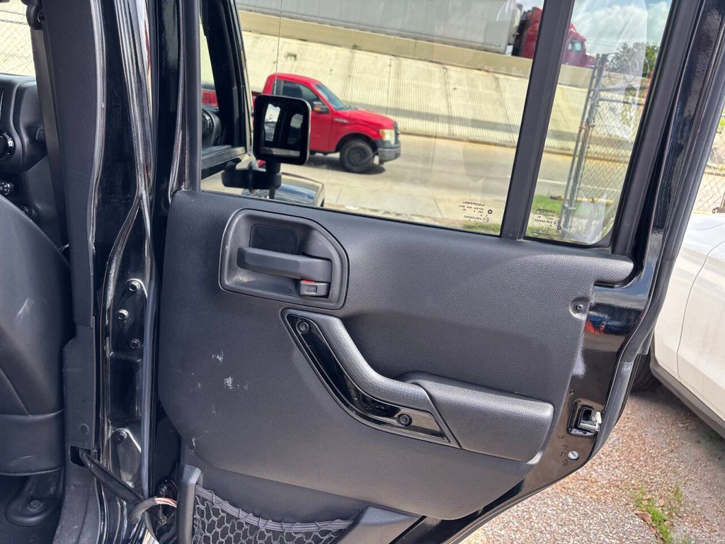 Jeep Wrangler Unlimited Vehicle Full-screen Gallery Image 17