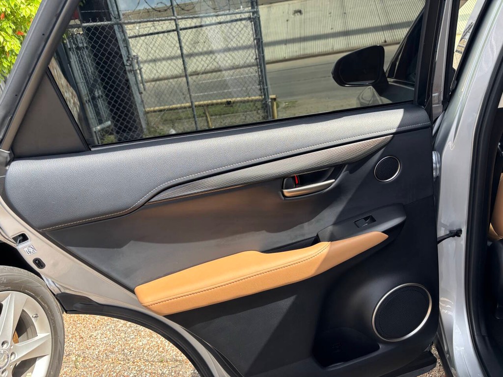 Lexus NX Vehicle Full-screen Gallery Image 15