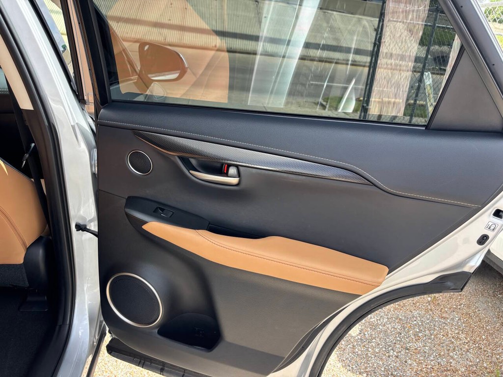 Lexus NX Vehicle Full-screen Gallery Image 17