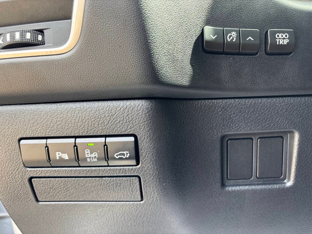 Lexus NX Vehicle Full-screen Gallery Image 26
