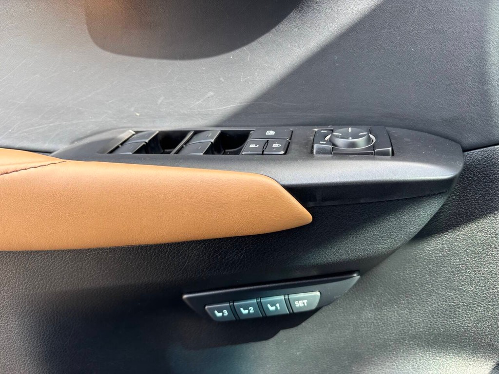 Lexus NX Vehicle Full-screen Gallery Image 27