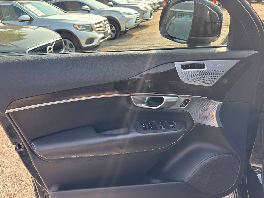Volvo XC90 Vehicle Full-screen Gallery Image 10