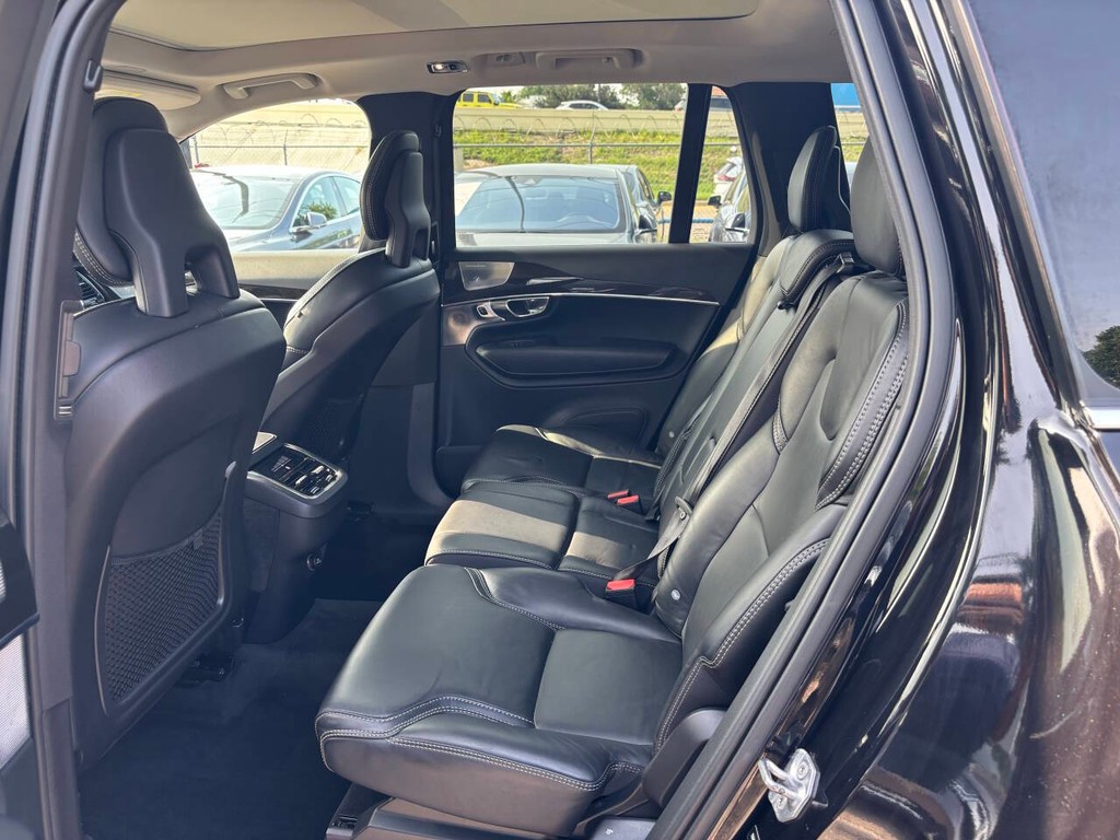 Volvo XC90 Vehicle Full-screen Gallery Image 14