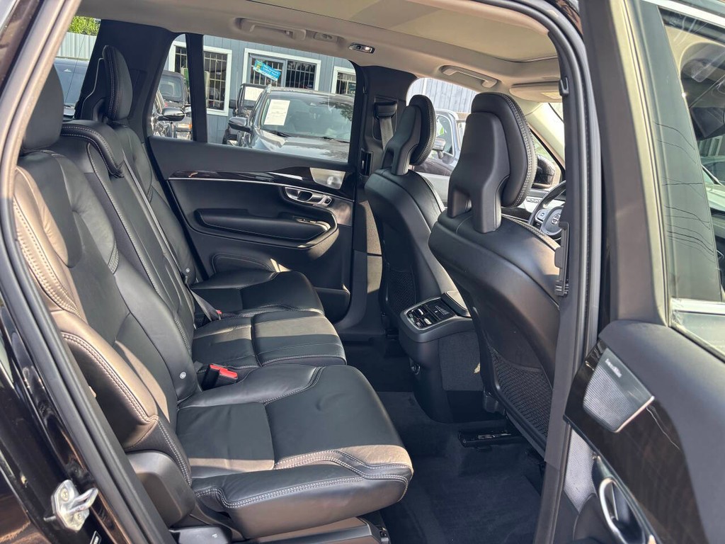 Volvo XC90 Vehicle Full-screen Gallery Image 16