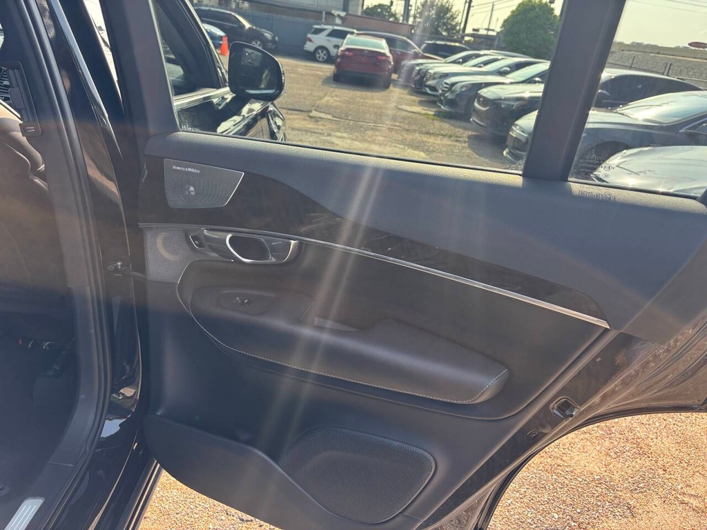 Volvo XC90 Vehicle Full-screen Gallery Image 17