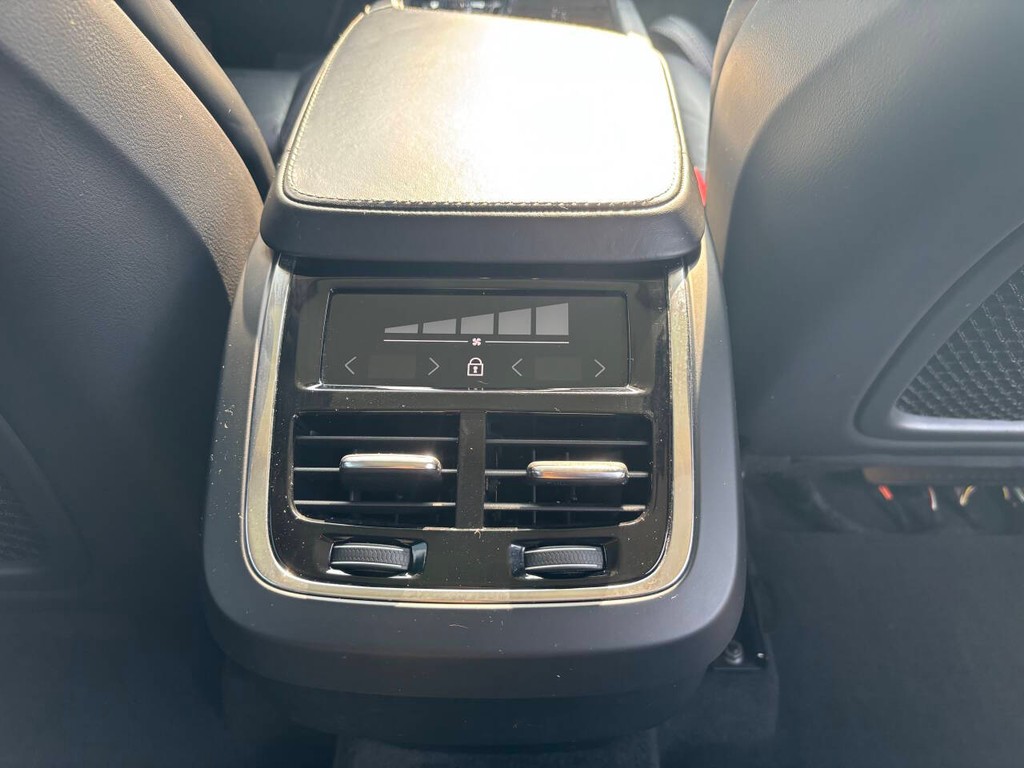 Volvo XC90 Vehicle Full-screen Gallery Image 19