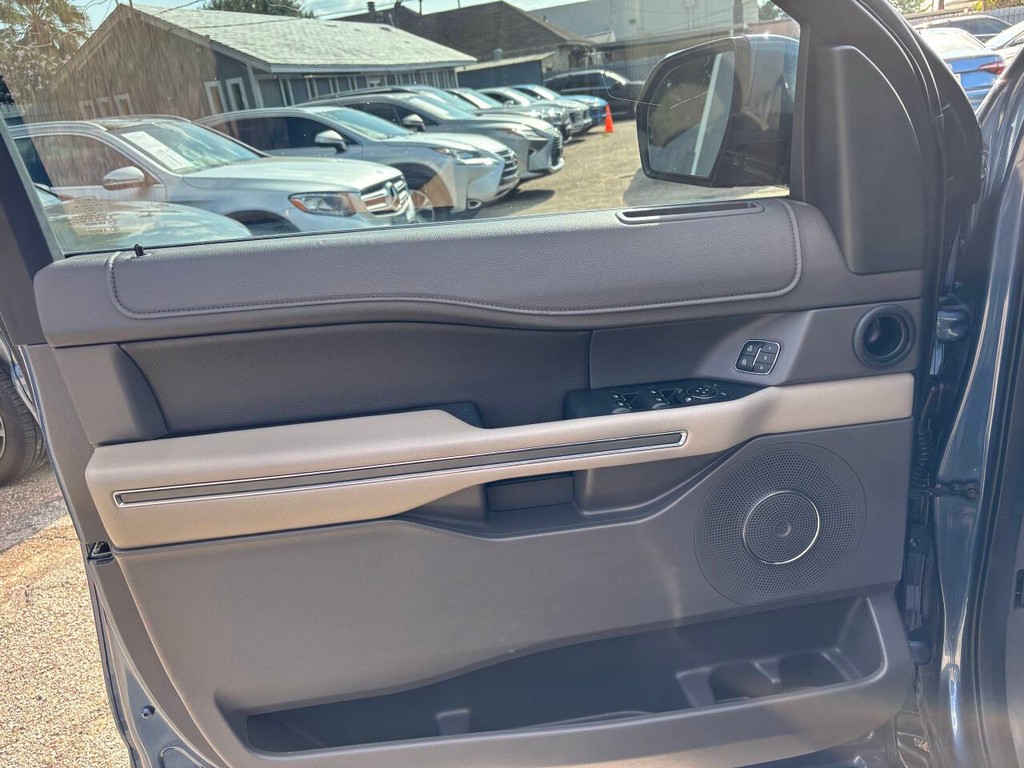 Ford Expedition Vehicle Full-screen Gallery Image 10