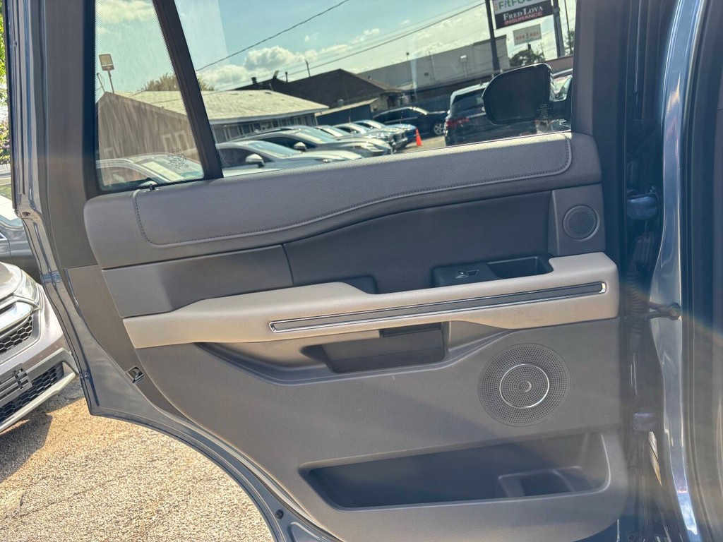 Ford Expedition Vehicle Full-screen Gallery Image 15