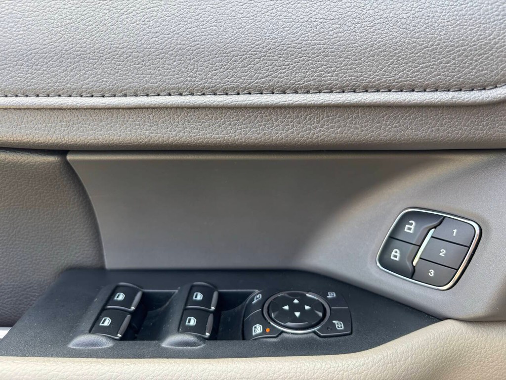Ford Expedition Vehicle Full-screen Gallery Image 26