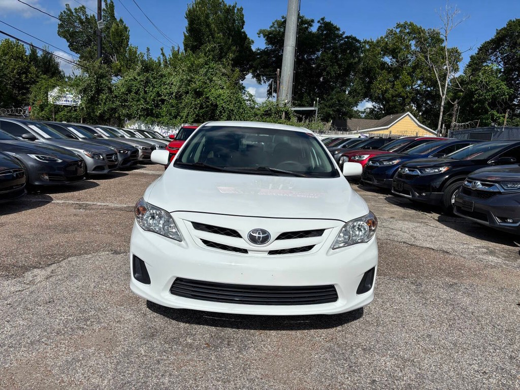Toyota Corolla Vehicle Full-screen Gallery Image 02