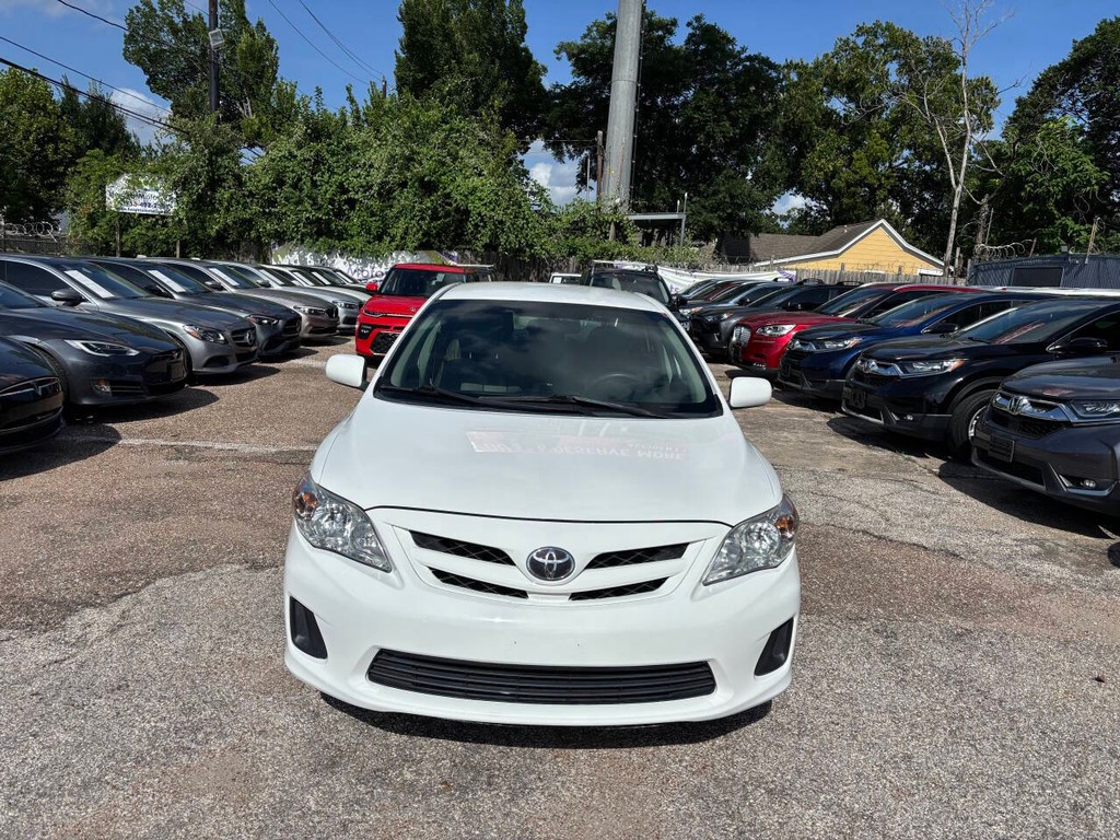 Toyota Corolla Vehicle Full-screen Gallery Image 03