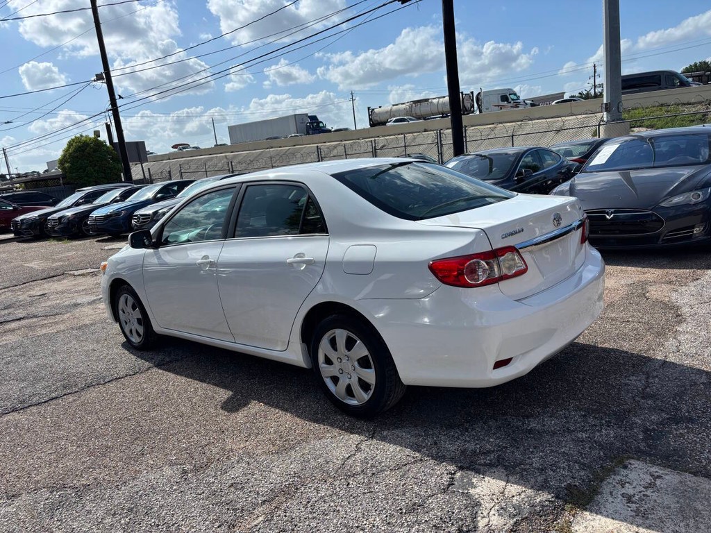 Toyota Corolla Vehicle Full-screen Gallery Image 05