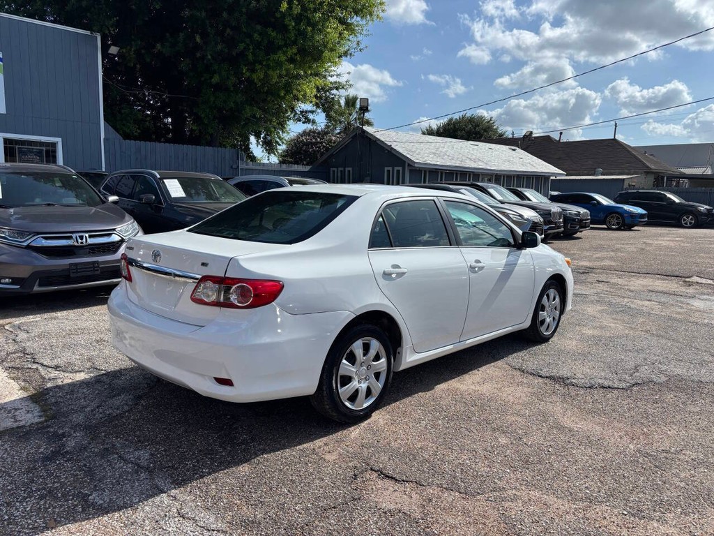 Toyota Corolla Vehicle Full-screen Gallery Image 07