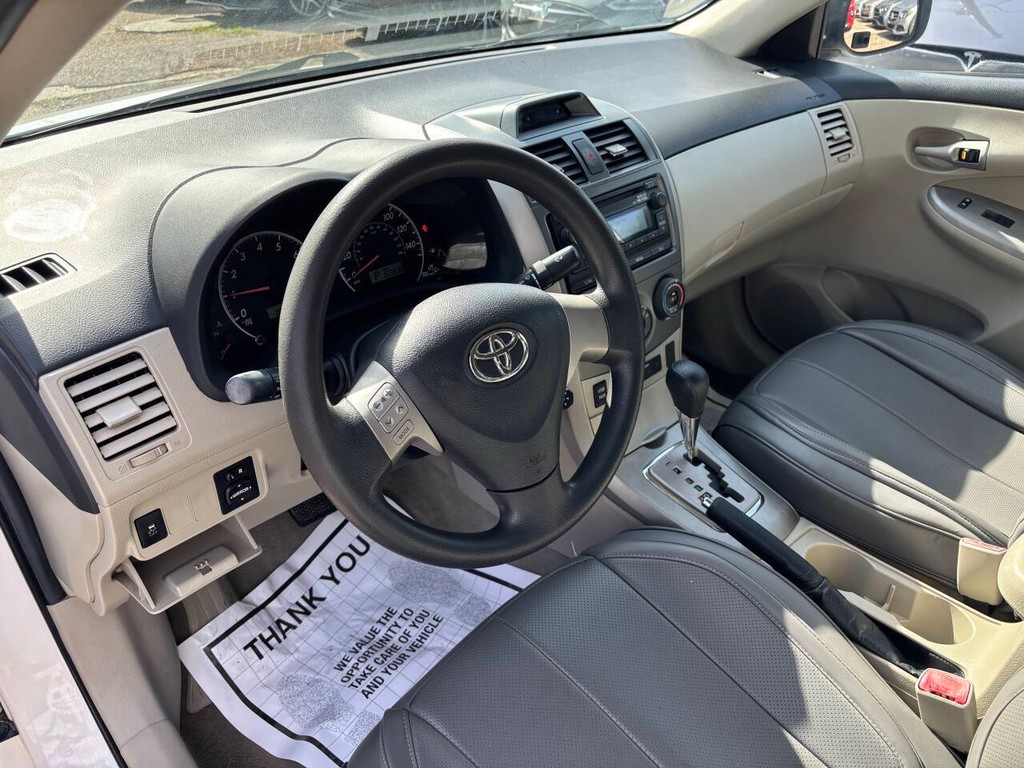 Toyota Corolla Vehicle Full-screen Gallery Image 08