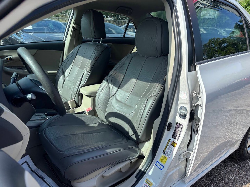 Toyota Corolla Vehicle Full-screen Gallery Image 09