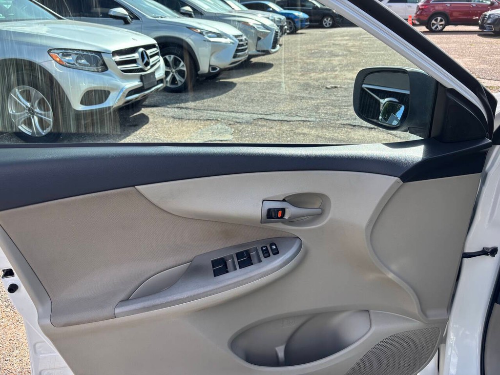 Toyota Corolla Vehicle Full-screen Gallery Image 10