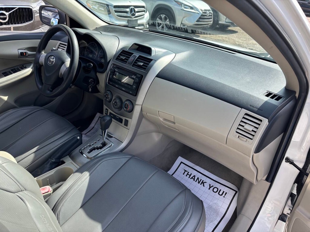 Toyota Corolla Vehicle Full-screen Gallery Image 11