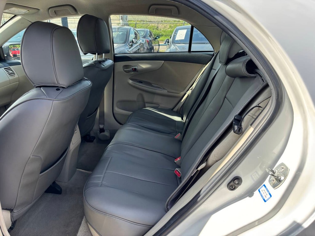 Toyota Corolla Vehicle Full-screen Gallery Image 14