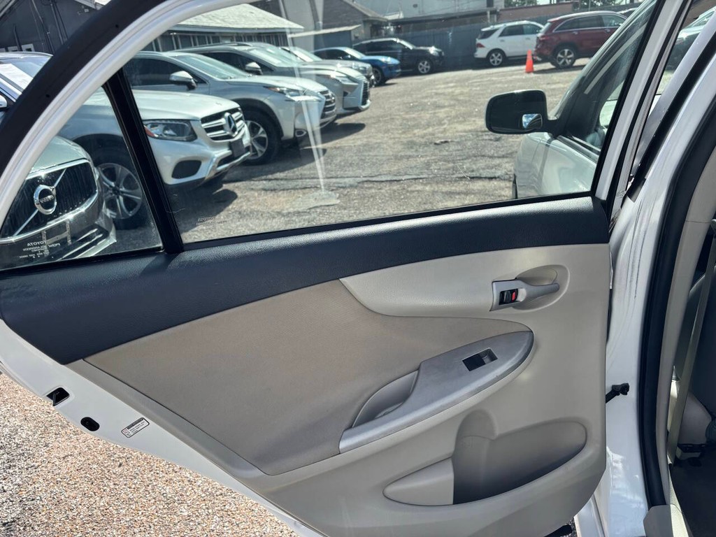 Toyota Corolla Vehicle Full-screen Gallery Image 15