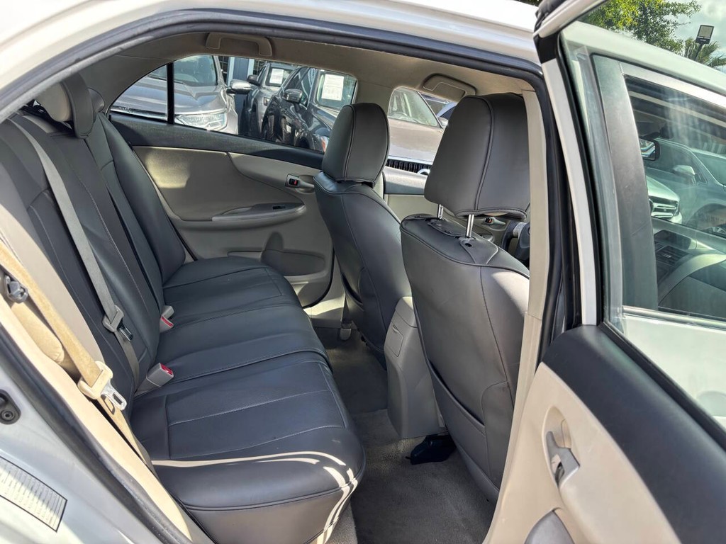 Toyota Corolla Vehicle Full-screen Gallery Image 16