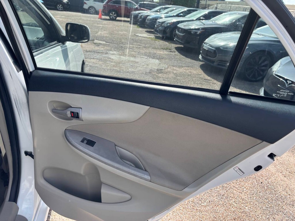 Toyota Corolla Vehicle Full-screen Gallery Image 17