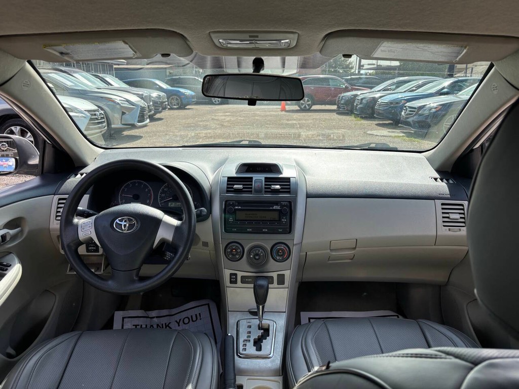 Toyota Corolla Vehicle Full-screen Gallery Image 18