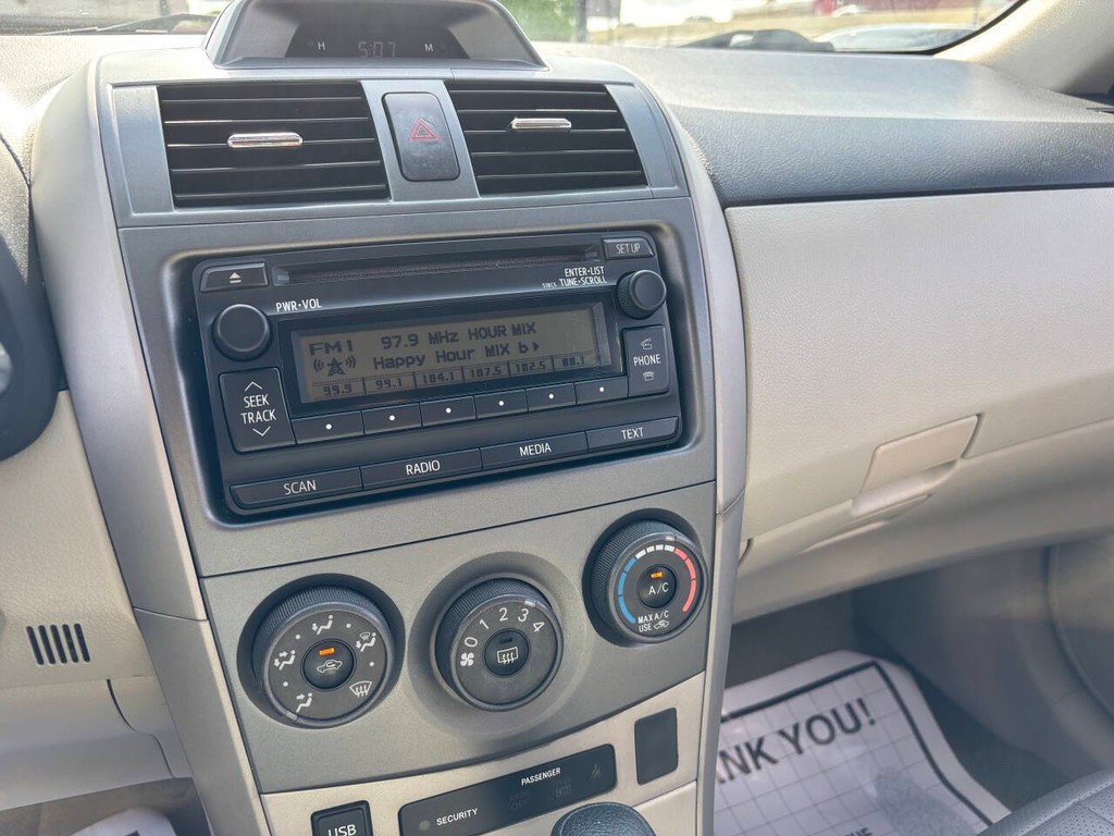 Toyota Corolla Vehicle Full-screen Gallery Image 19