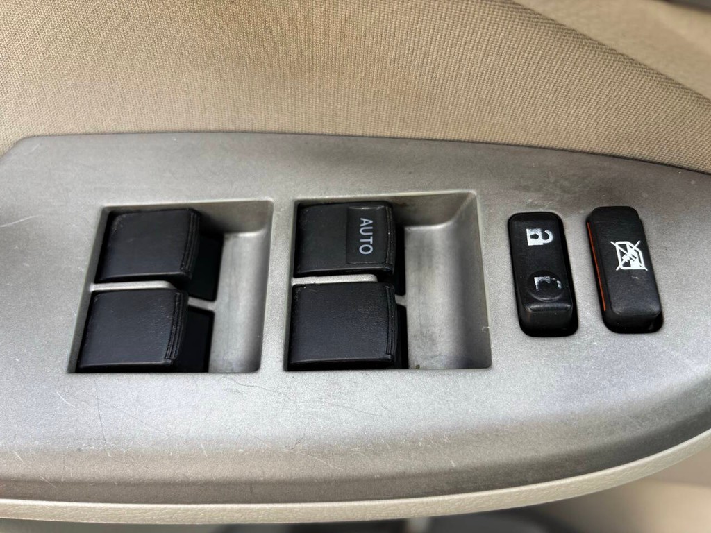Toyota Corolla Vehicle Full-screen Gallery Image 24