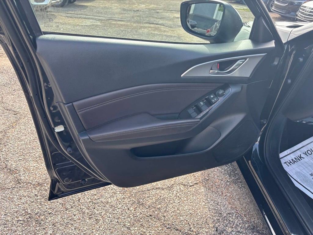 Mazda Mazda3 Sedan Vehicle Full-screen Gallery Image 10