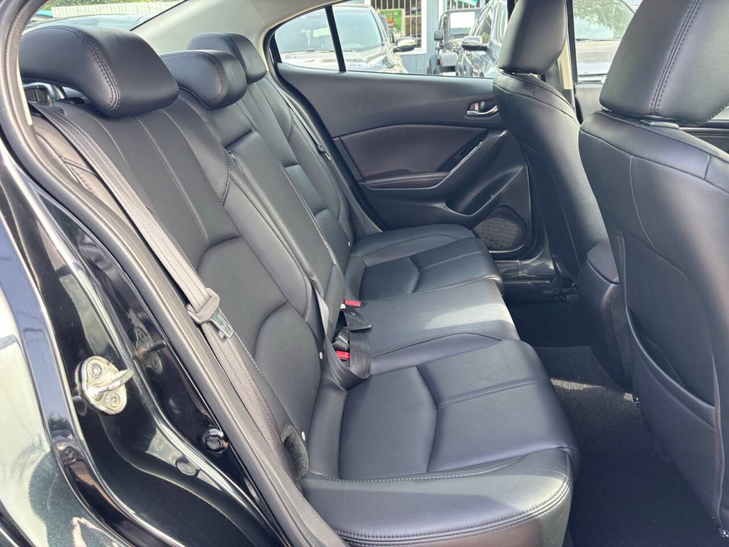 Mazda Mazda3 Sedan Vehicle Full-screen Gallery Image 16