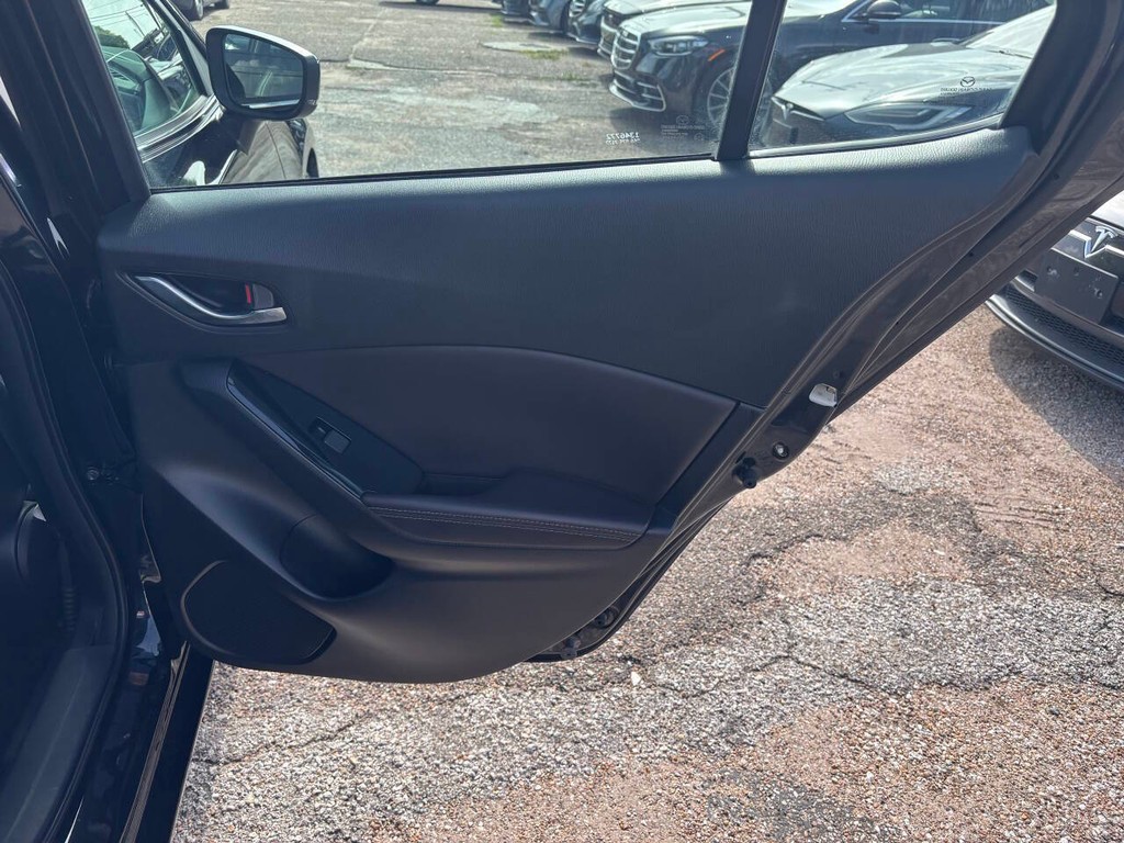 Mazda Mazda3 Sedan Vehicle Full-screen Gallery Image 17