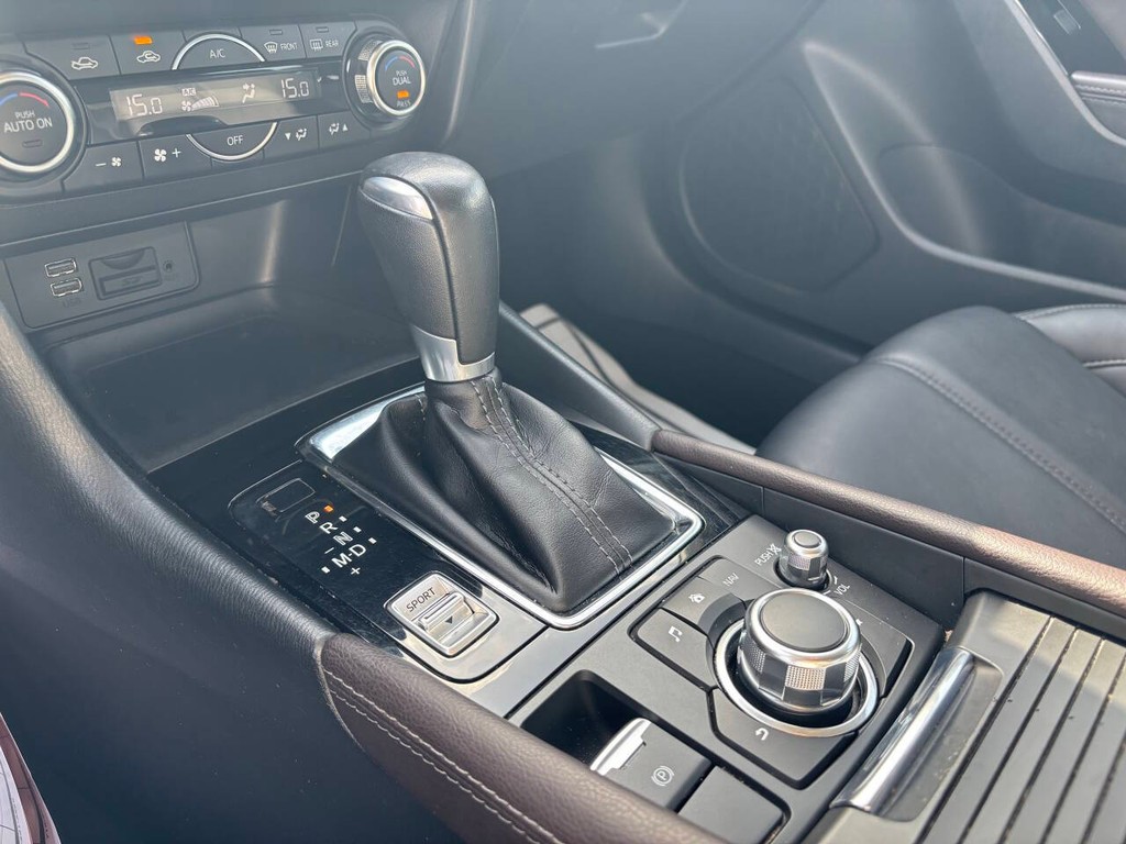 Mazda Mazda3 Sedan Vehicle Full-screen Gallery Image 22