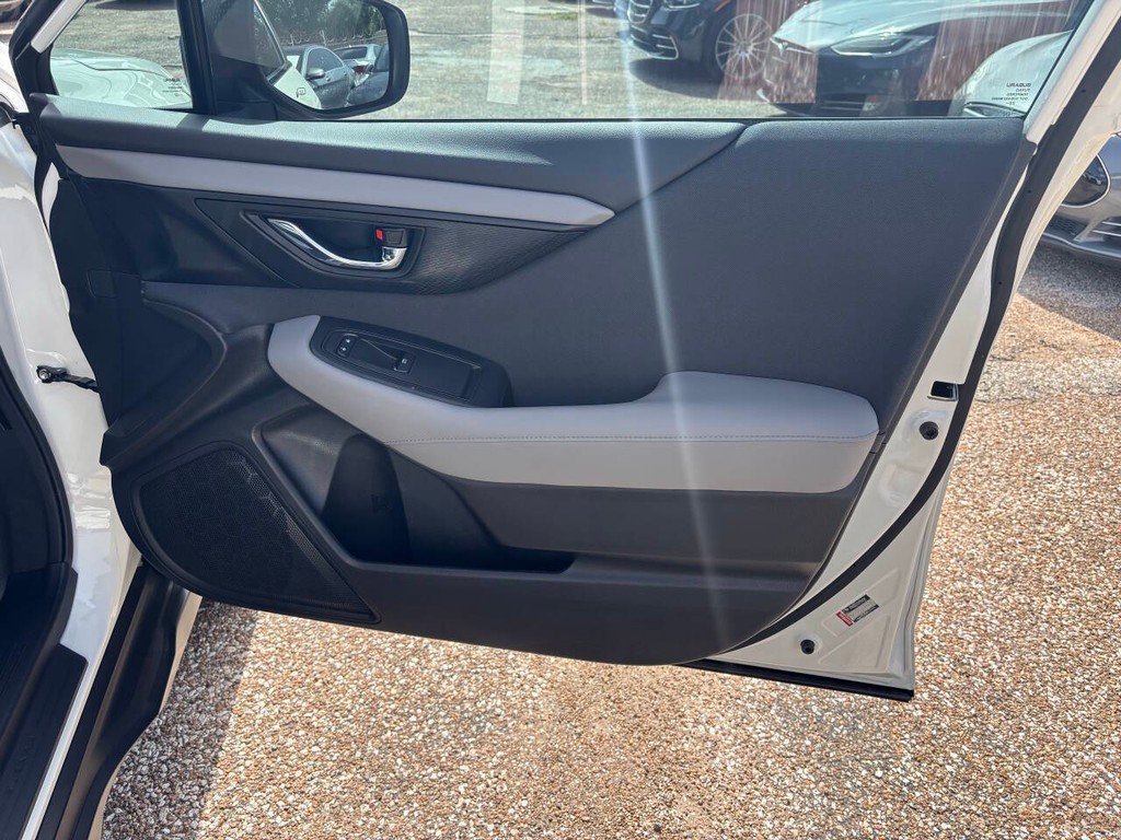 Subaru Outback Vehicle Full-screen Gallery Image 13