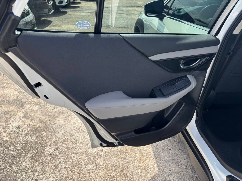 Subaru Outback Vehicle Full-screen Gallery Image 15