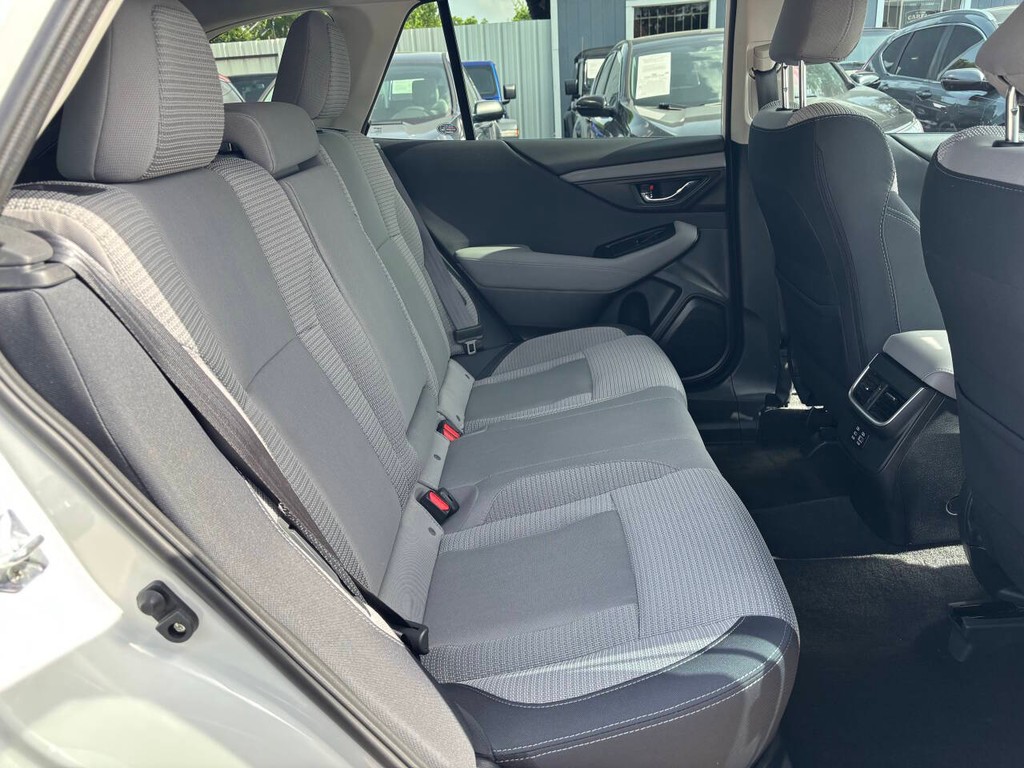 Subaru Outback Vehicle Full-screen Gallery Image 16