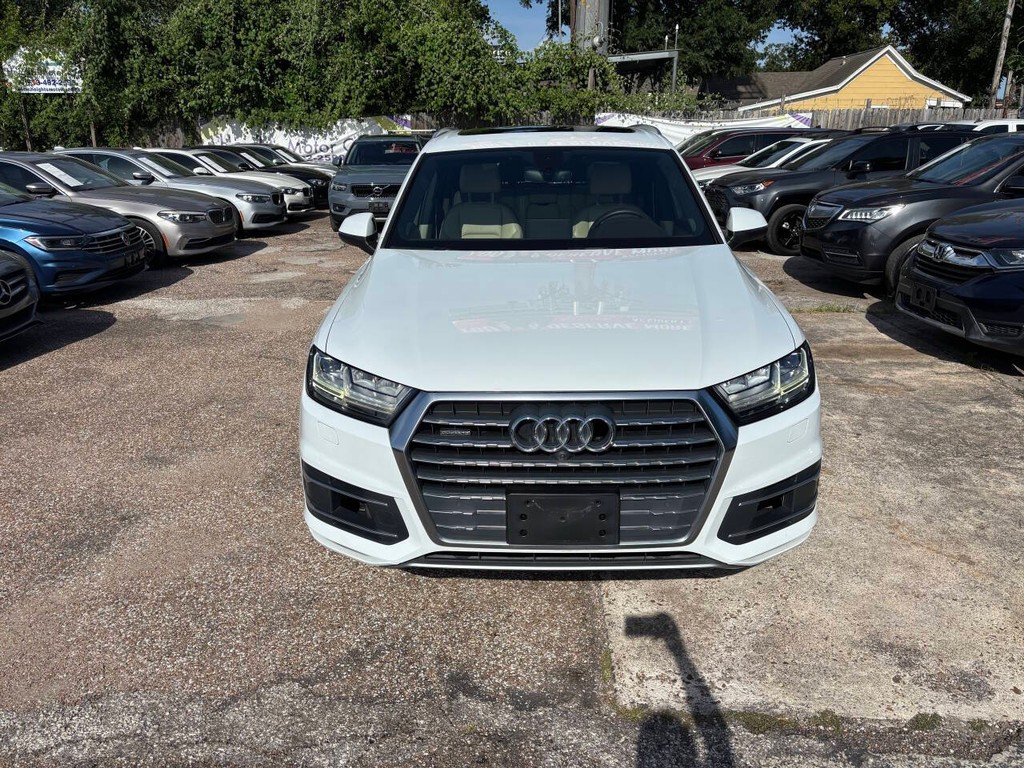 Audi Q7 Vehicle Full-screen Gallery Image 02