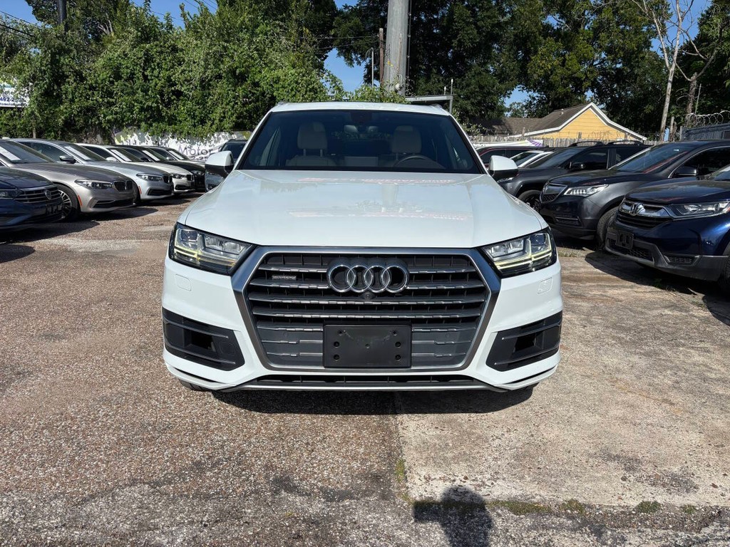 Audi Q7 Vehicle Full-screen Gallery Image 03