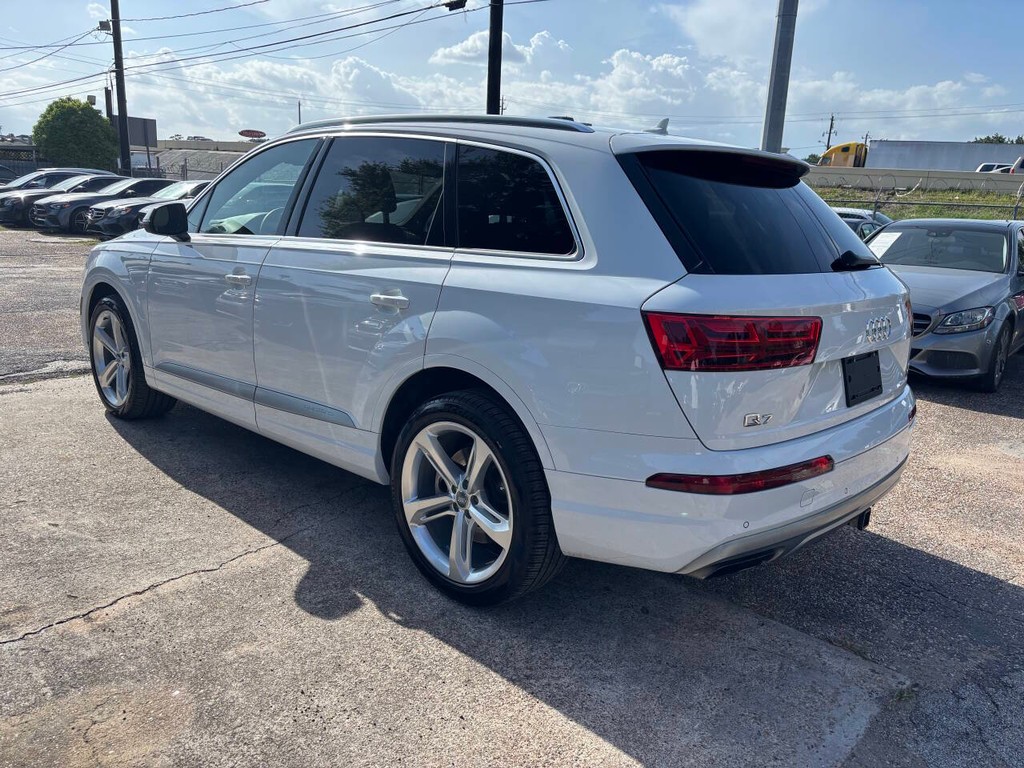 Audi Q7 Vehicle Full-screen Gallery Image 05