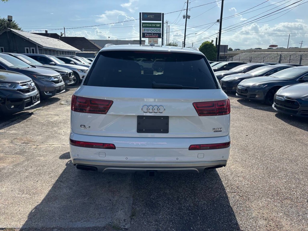 Audi Q7 Vehicle Full-screen Gallery Image 06