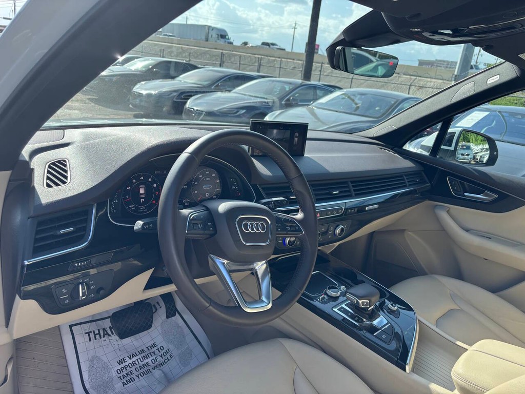 Audi Q7 Vehicle Full-screen Gallery Image 08